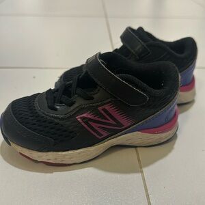 New Balance little girl size 6.5 Velcro sneakers - GUC